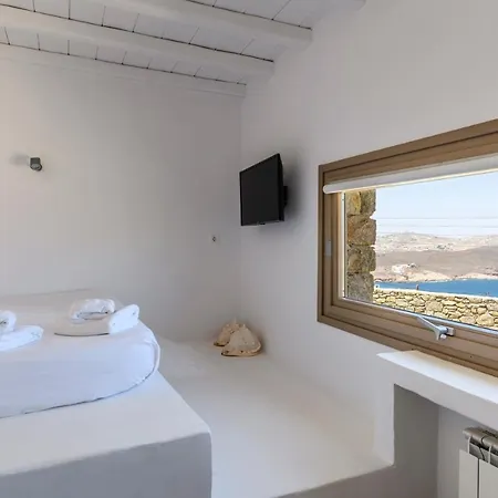 Isabella Family Close To The Vila *