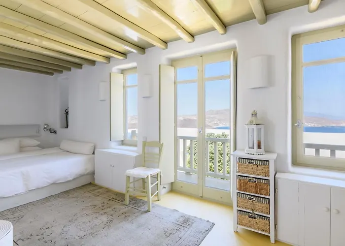 Isabella Family Close To The فيلة